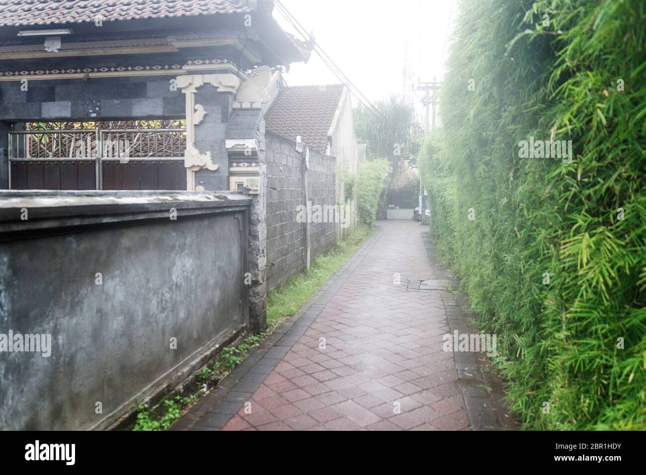 percorso ristretto nelle strade di bali Foto Stock
