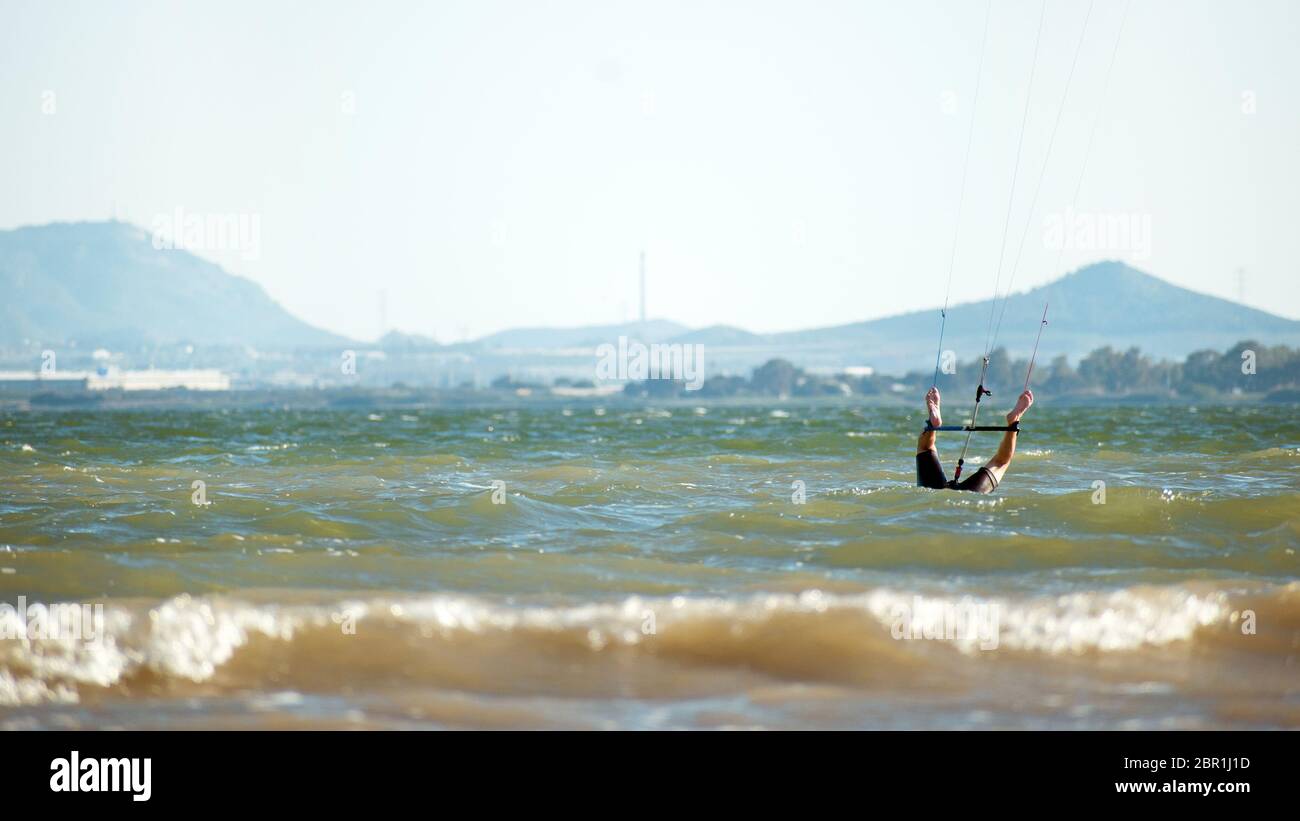 Sport caduta praticante hydrofiol kite surf durante la fase 1 di de-escalation di Covid-19 alle coste spagnole. Aliscafo kite surfer fallire al spagnolo Foto Stock