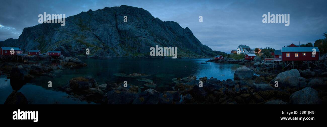 Un panorama di moody villaggio dei pescatori al tramonto su Lofoton isola, sopra l'artico cirle in Norvegia Foto Stock