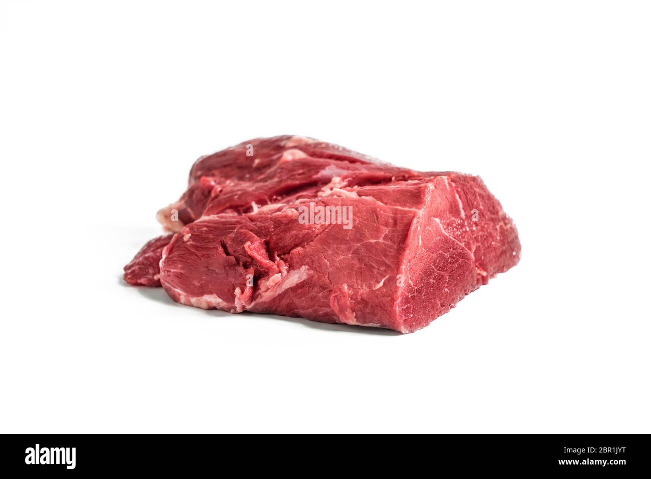 Freschezza manzo crudo in pezzi con fondo bianco, fotografia di natura morta. Foto Stock