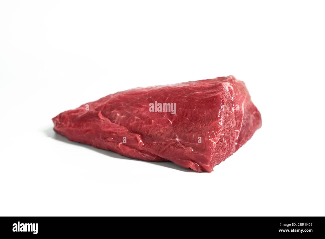 Freschezza manzo crudo in pezzi con fondo bianco, fotografia di natura morta. Foto Stock