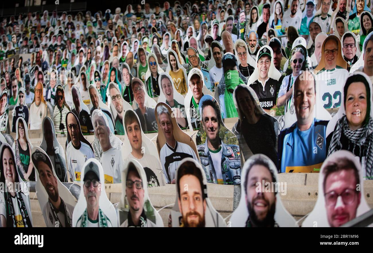 Mönchengladbach, 20.05.2020 Fans von Borussia Mönchengladbach können Aufgrund der Corona Pandemie nicht ins Stadion und stellen stattdessen Pappkamera Foto Stock