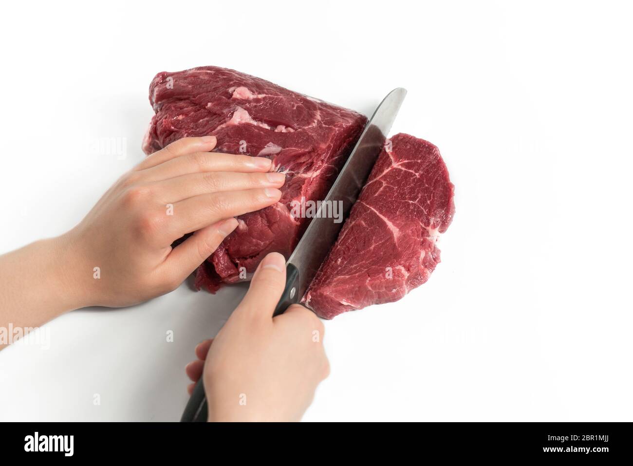 Freschezza manzo crudo in pezzi con fondo bianco, fotografia di natura morta. Foto Stock
