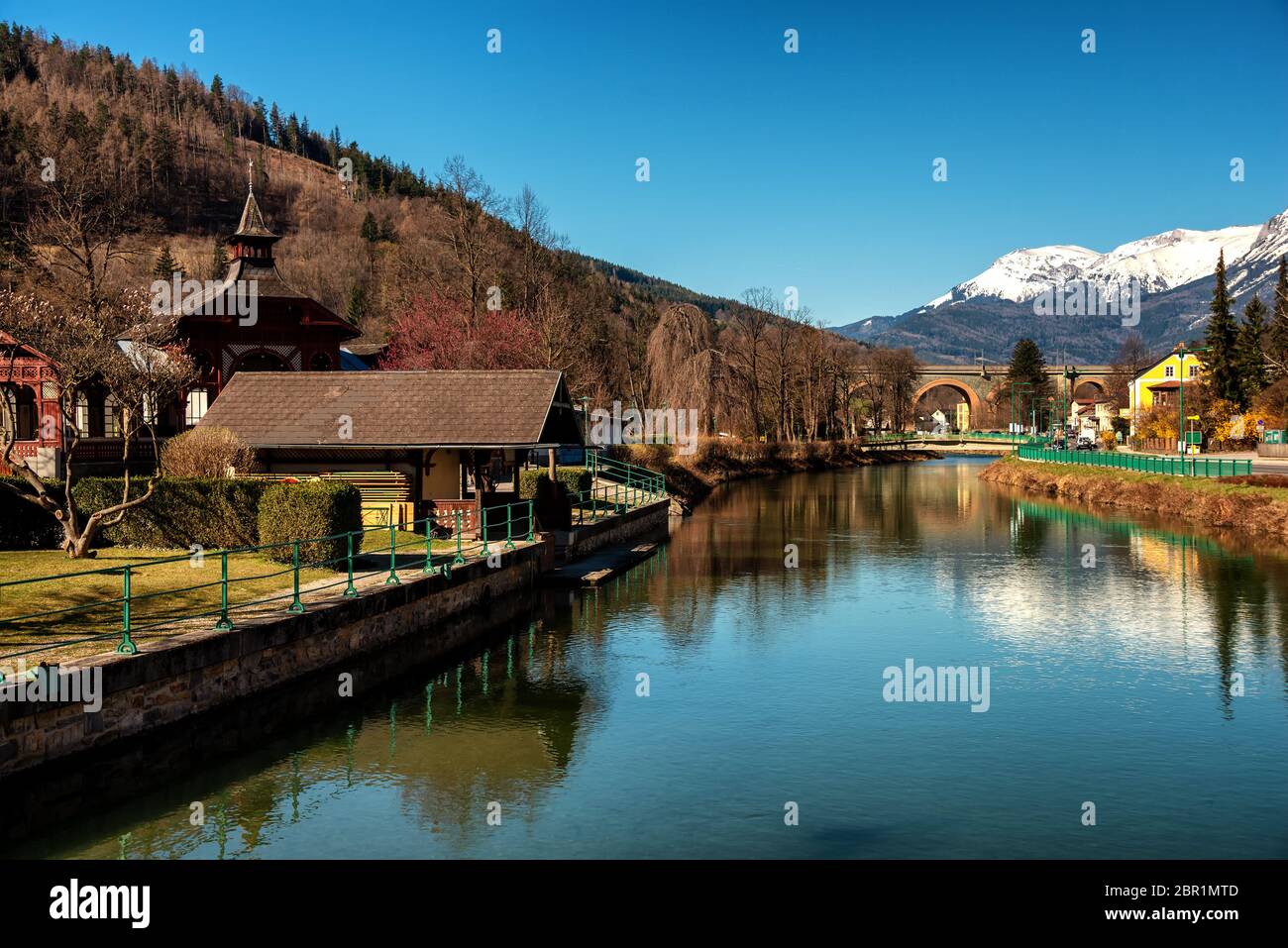 Vista panoramica del Villaggio Payerbach con il fiume Schwarza e la catena montuosa del Preiner Wand sullo sfondo Foto Stock