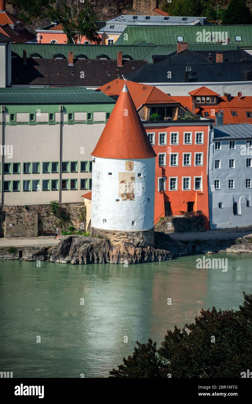 La famosa torre Schaibling sulla Bank of Inn fiume a Passau, Germania Foto Stock