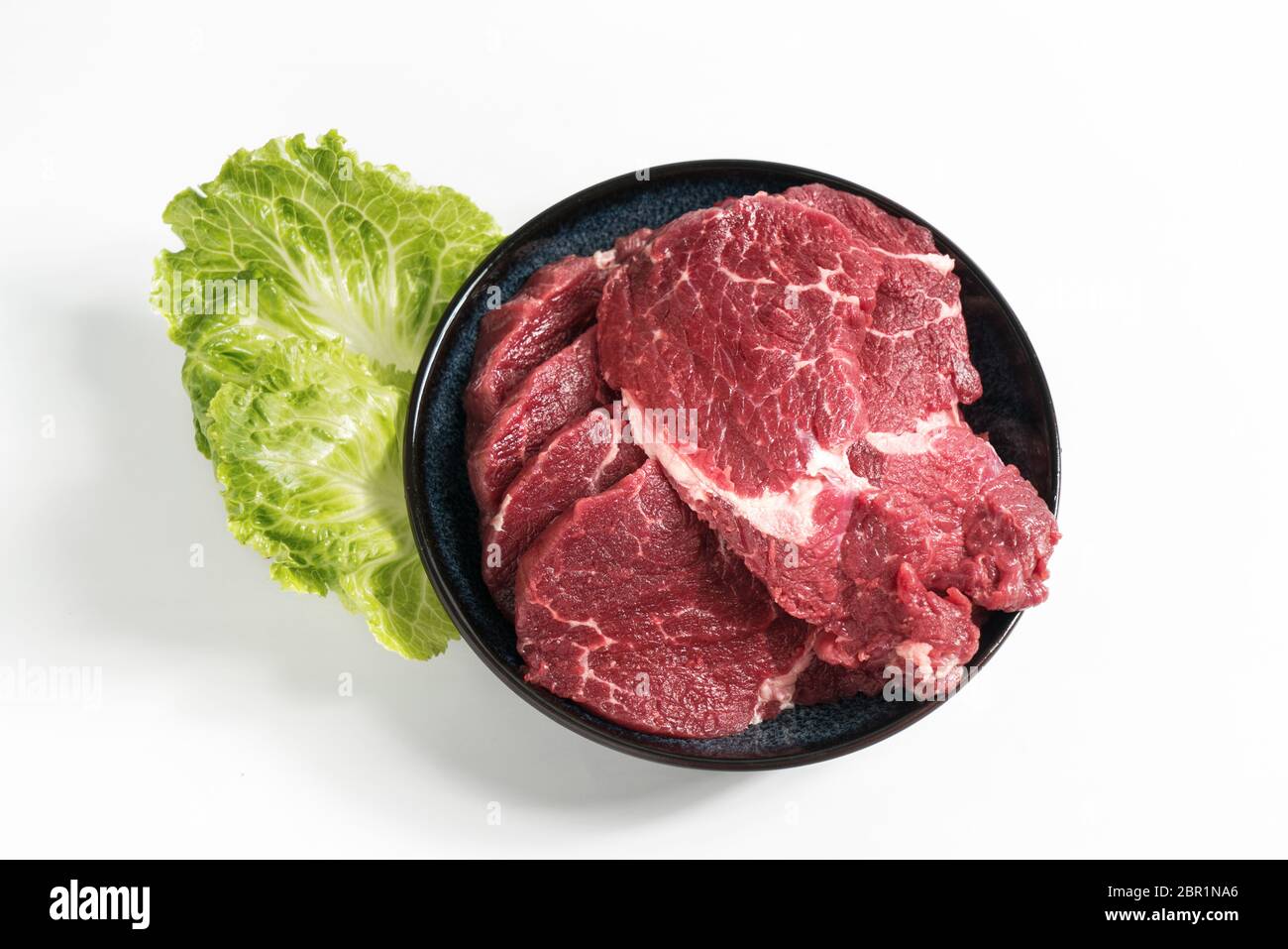 Freschezza manzo crudo in pezzi con fondo bianco, fotografia di natura morta. Foto Stock