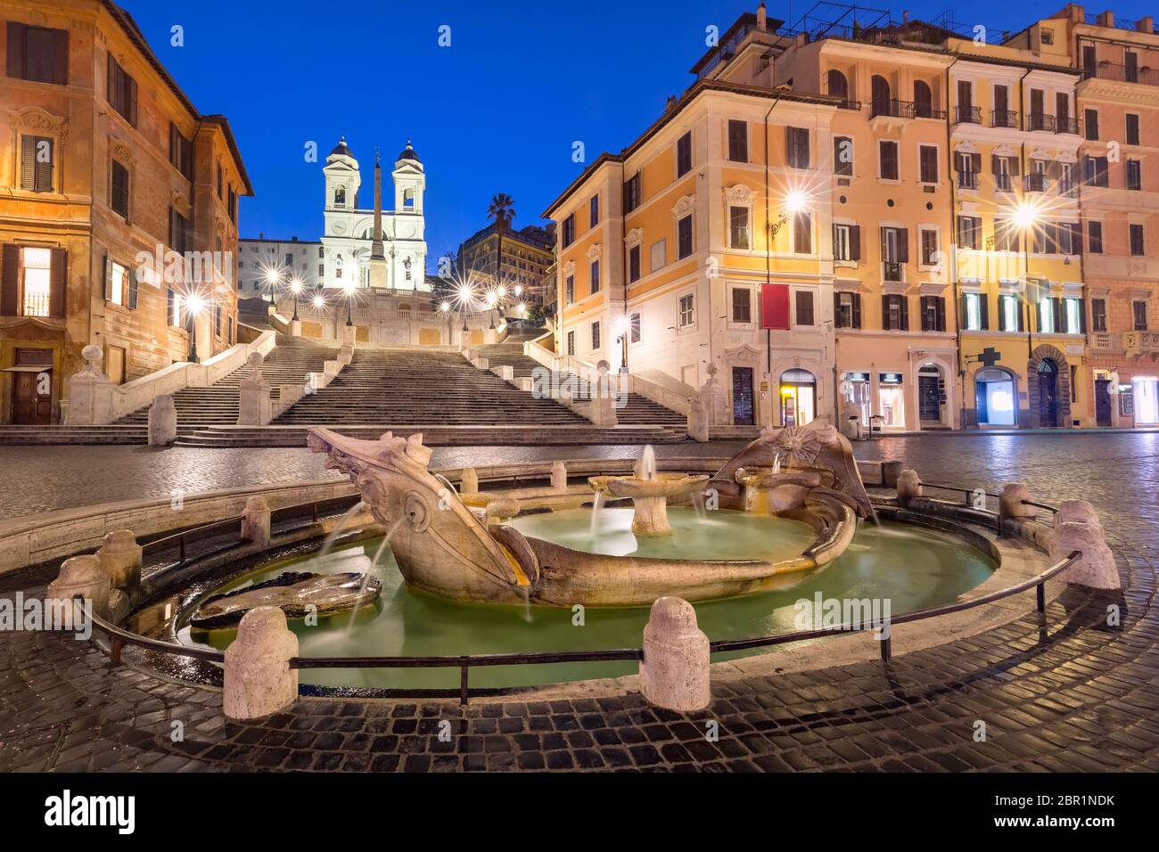 Scalinata di Piazza di Spagna e alla tempestiva fontana barocca chiamato Fontana della Barcaccia fontana o del brutto imbarcazione durante la mattina ora blu, Foto Stock