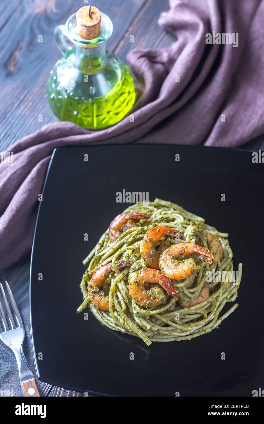 Pasta con gamberi e pesto Foto Stock