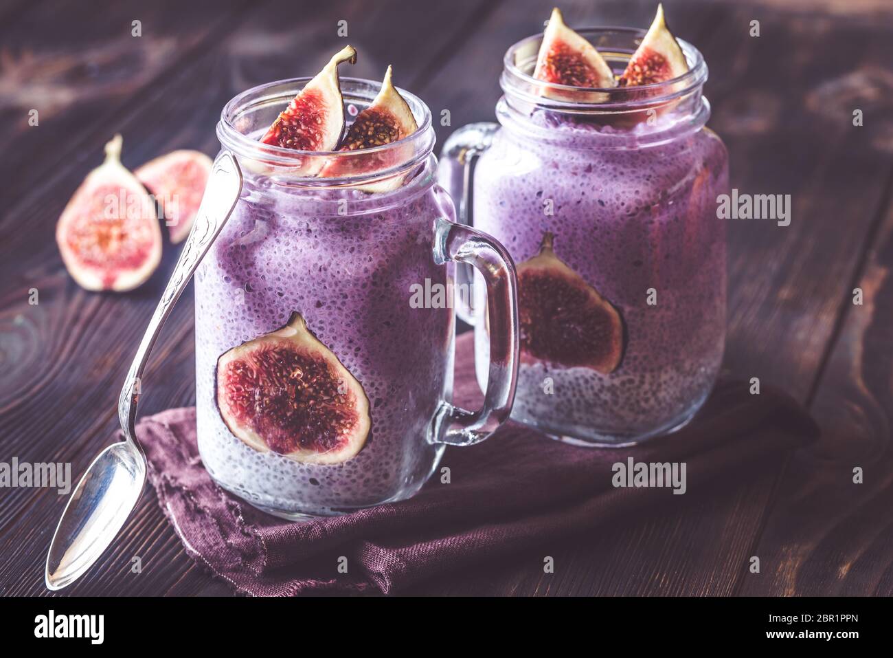 Semi di Chia budini con fette di fig Foto Stock