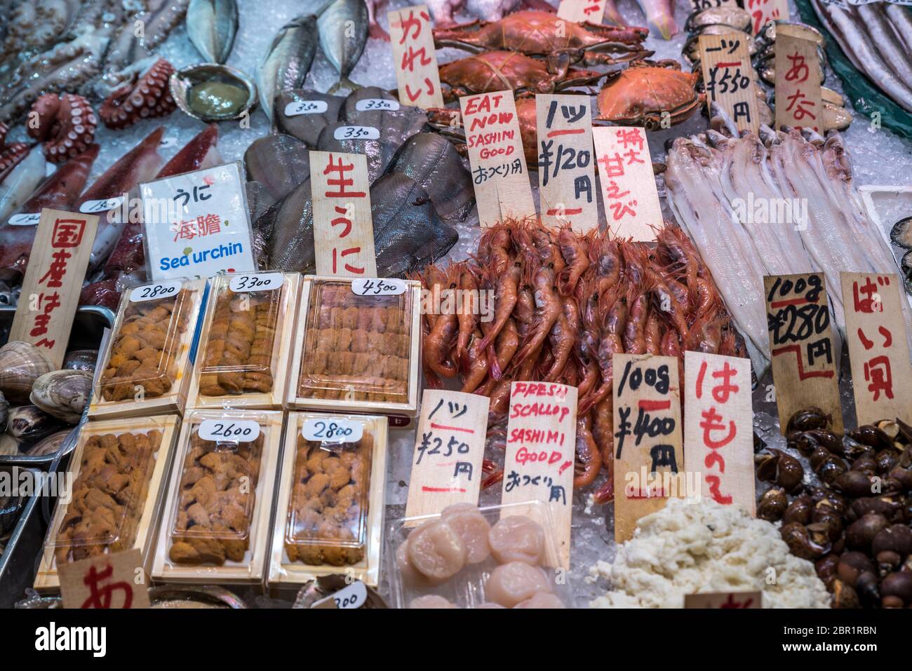 Vari prodotti ittici in vendita in un mercato giapponese Foto Stock