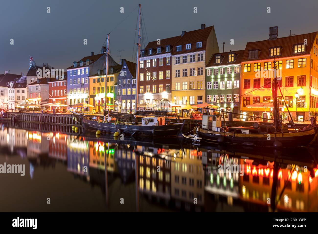 Copenhagen Nyhavn, il nuovo porto di Copenhagen, durante la notte in Danimarca Foto Stock