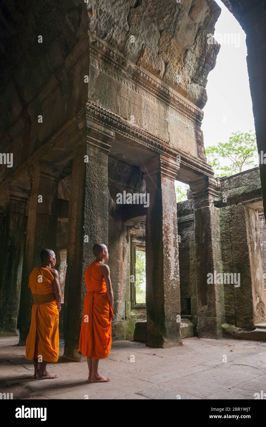I monaci guardano alla luce di Angkor Wat. Patrimonio dell'umanità dell'UNESCO, provincia di Siem Reap, Cambogia, Sud-est asiatico Foto Stock