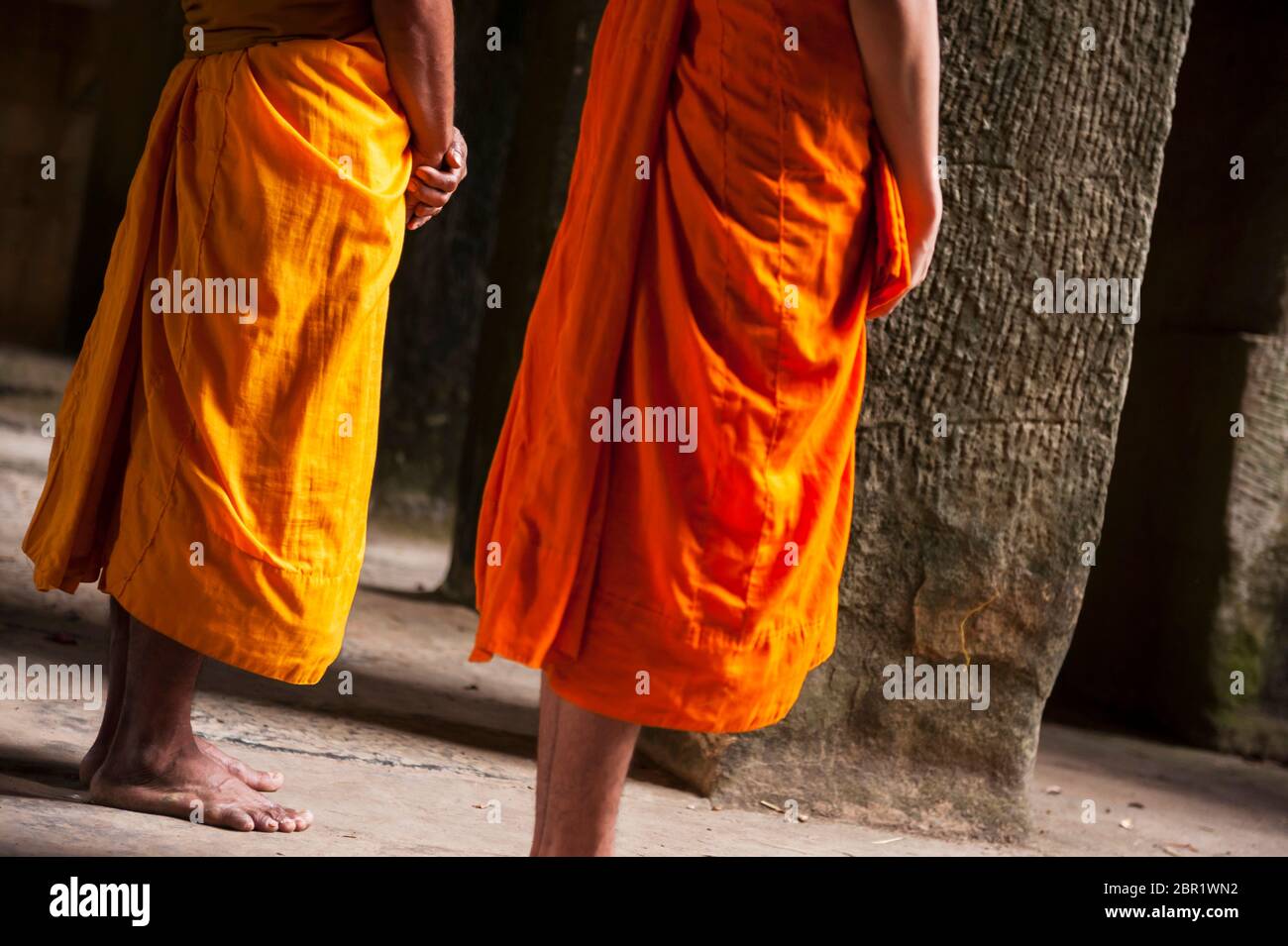 Dettagli accappatoio di due monaci a Angkor Wat. Patrimonio dell'umanità dell'UNESCO, provincia di Siem Reap, Cambogia, Sud-est asiatico Foto Stock
