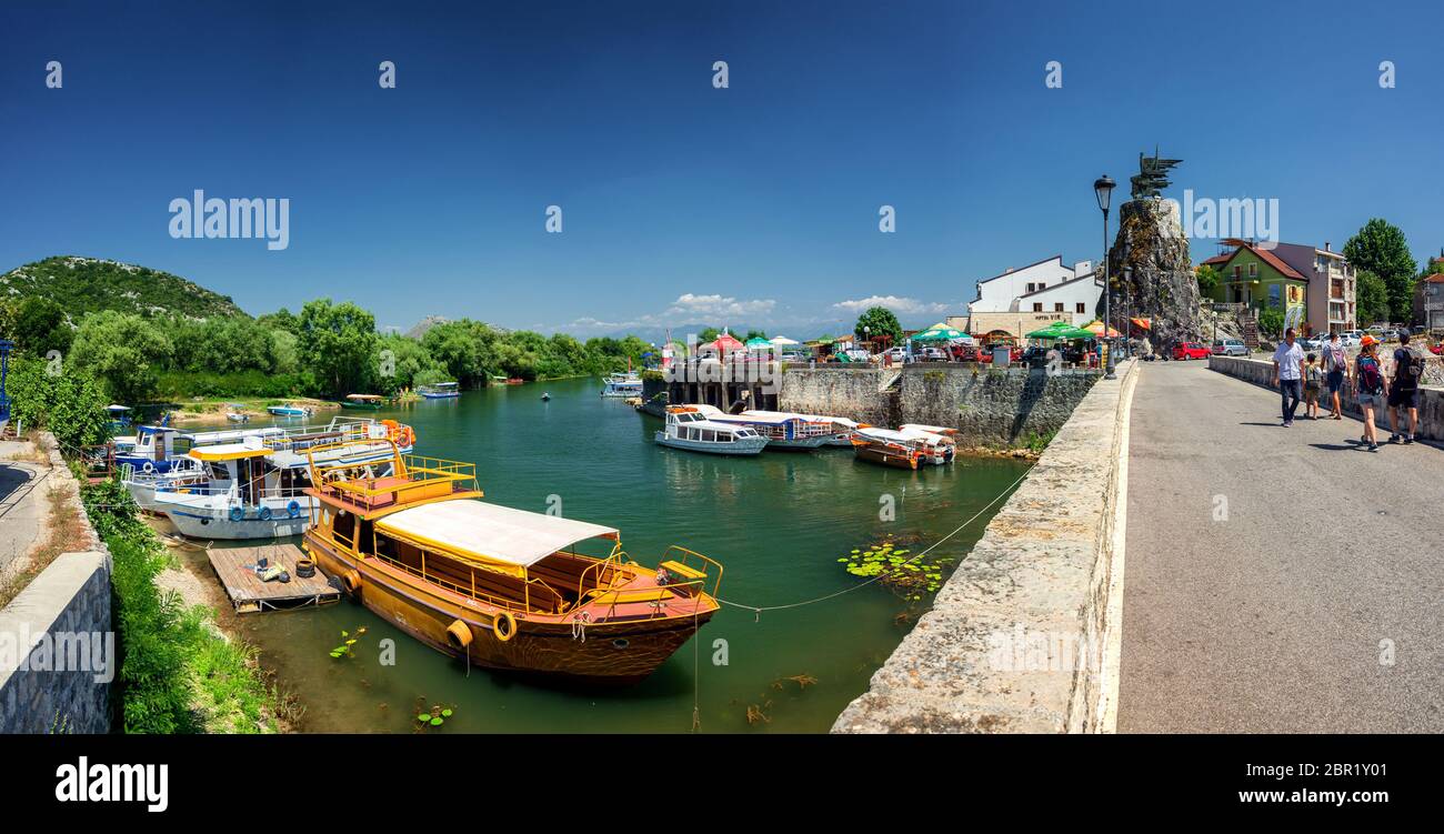 Virpazar , Bar Municipality , Montenegro Barca turistica sul lago Skadar, Montenegro Foto Stock