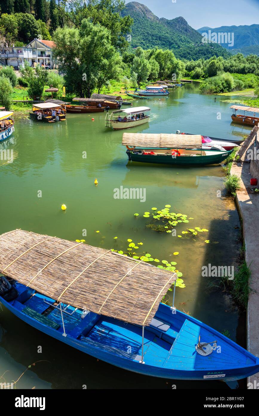 Virpazar , Bar Municipality , Montenegro Barca turistica sul lago Skadar, Montenegro Foto Stock