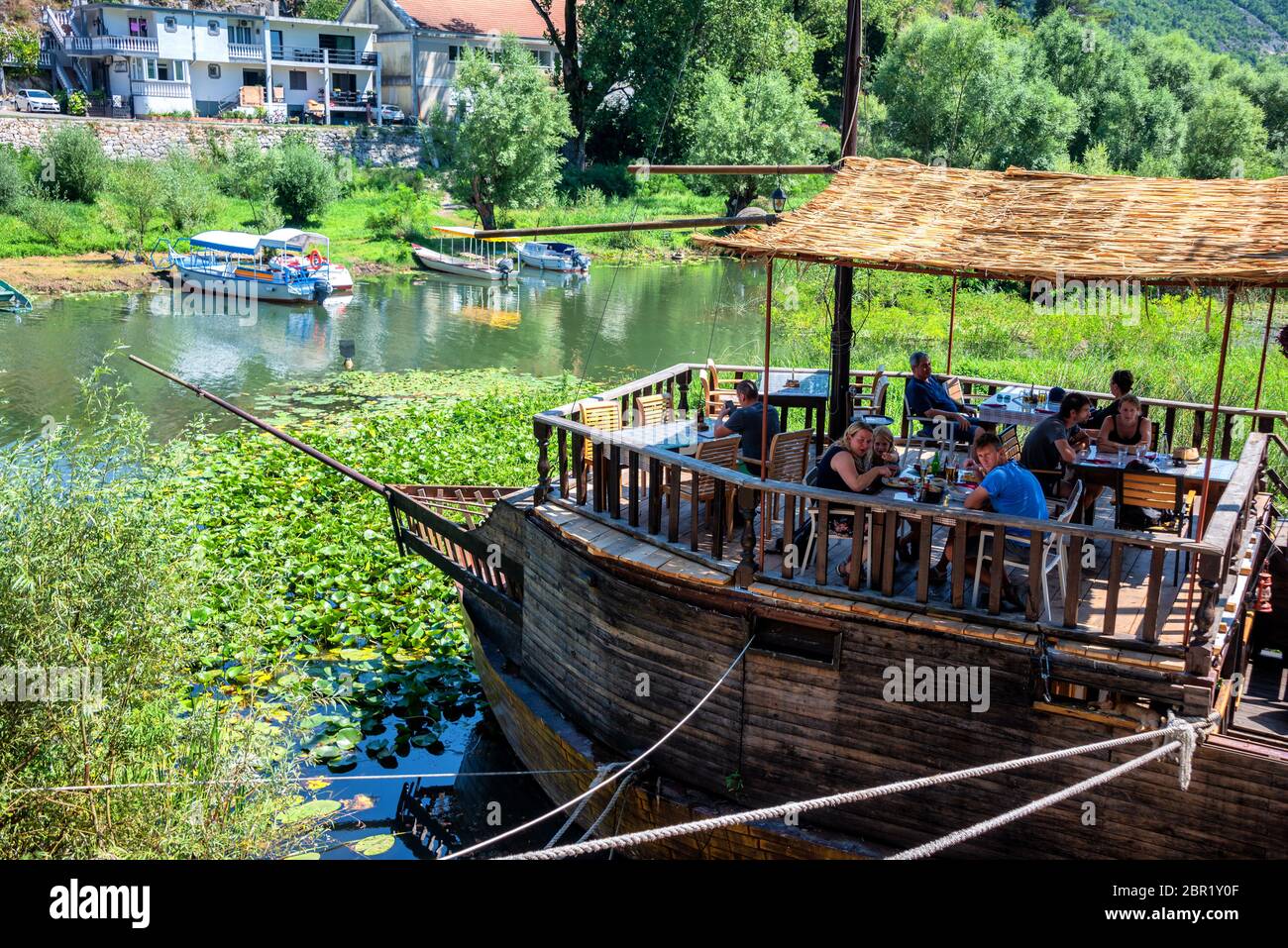 Virpazar , Bar Municipality , Montenegro Barca turistica sul lago Skadar, Montenegro Foto Stock