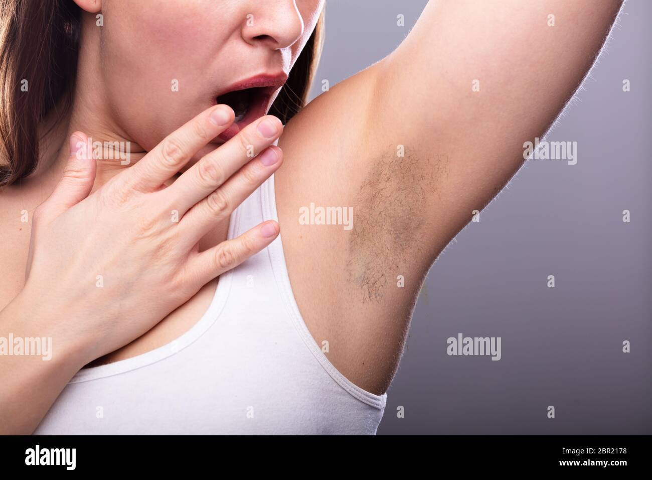 Close-up di una giovane donna con Hairy ascella Foto Stock