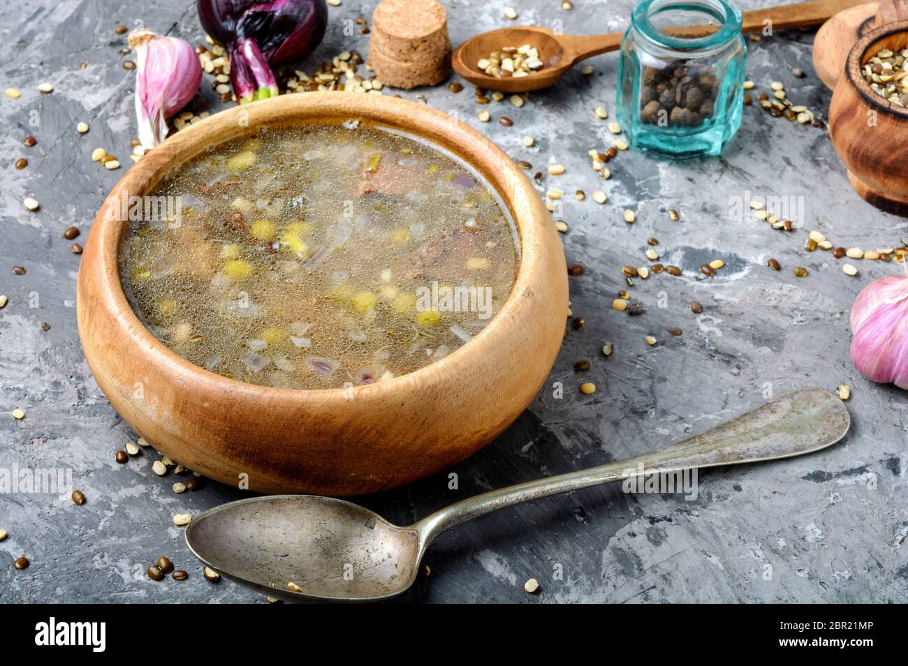 Peruviano zuppa di pollo con il coriandolo e la quinoa.Aguadito de pollo Foto Stock