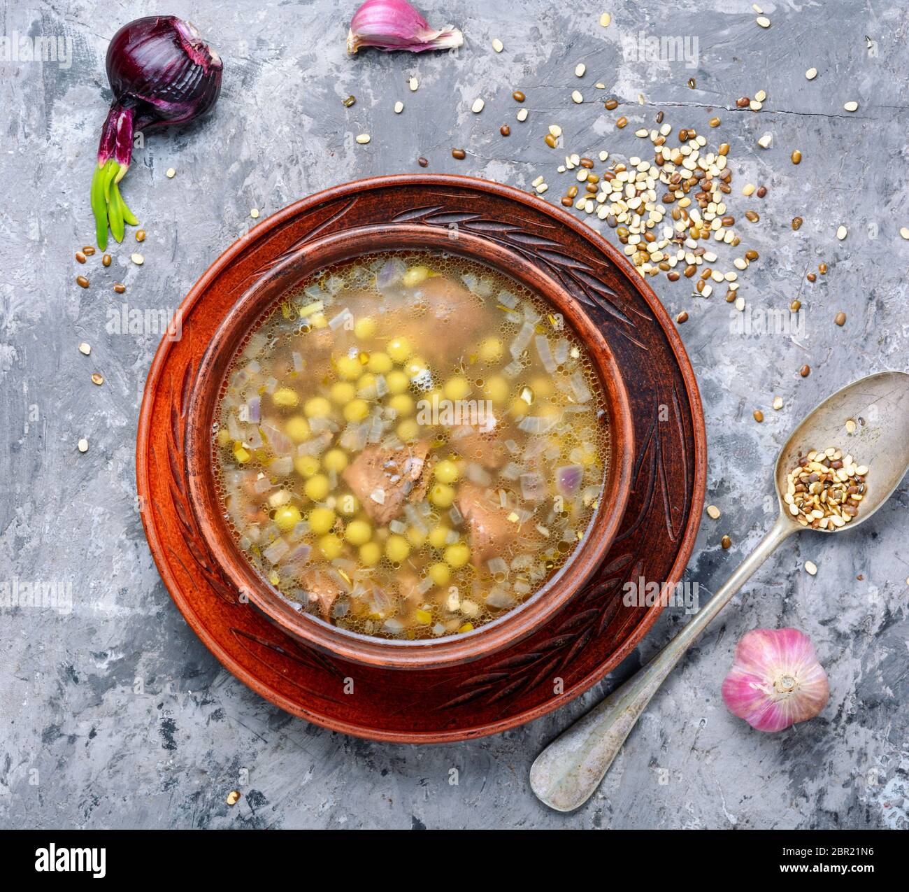Peruviano zuppa di pollo con il coriandolo e la quinoa.Aguadito de pollo Foto Stock