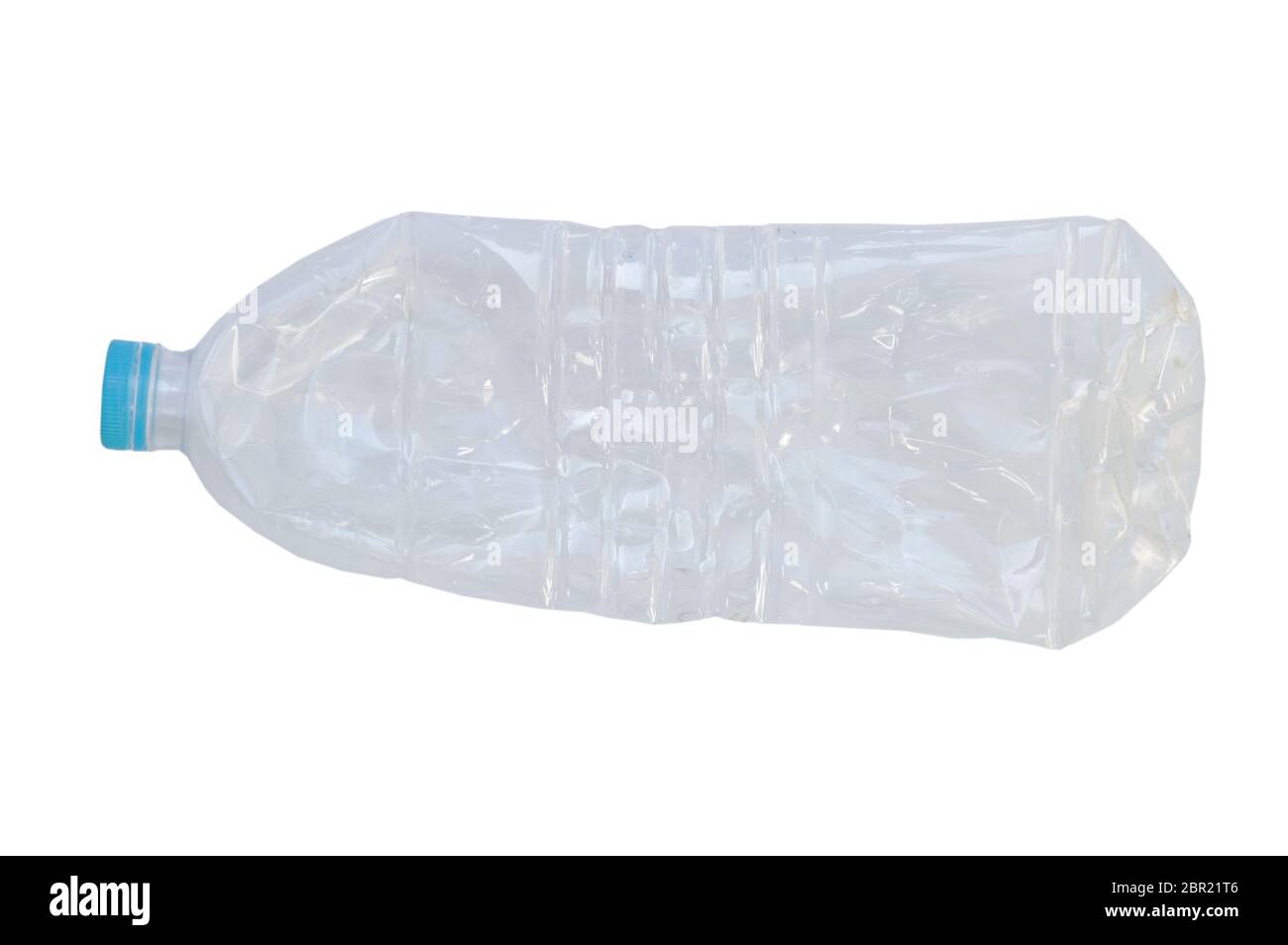 bottiglia di acqua rotta in plastica su fondo bianco Foto Stock