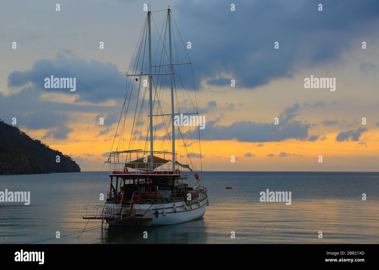 Paesaggio mattutino con uno yacht al mare. Prendalo nel villaggio di Adrasan in Turchia. Mar Mediterraneo in Turchia. Foto Stock