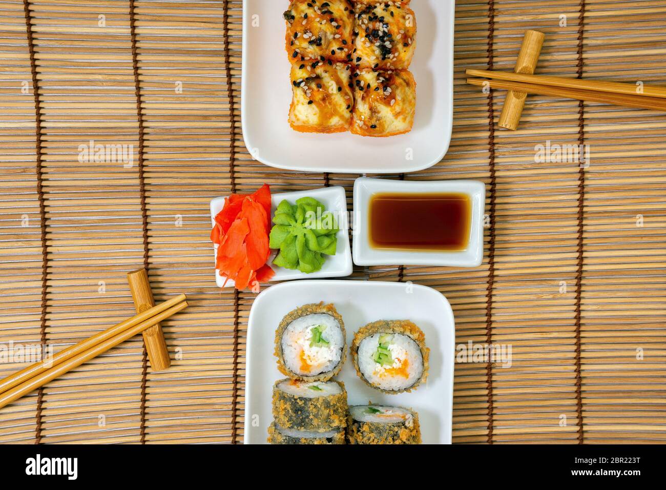 Panini assortiti di sushi freschi in un unagi al forno di sushi in vista ravvicinata del caviale dall'alto Foto Stock