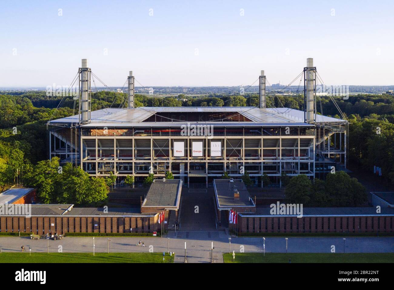 Colonia, Germania. 18 maggio 2020. Lo stadio di calcio Koln "RheinEnergieStadion" di Mungersdorf, dove, a causa della crisi della corona, le partite della Bundesliga sono attualmente giocate solo come giochi fantasma senza un pubblico. Koln, 18 maggio 2020 | utilizzo in tutto il mondo Credit: dpa/Alamy Live News Foto Stock