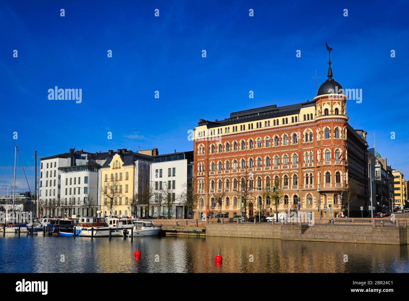 Pohjoisranta in un bellissimo giorno con Standertskjöld art nouveau edificio, 1885, e ormeggiate barche ricreative. Helsinki, Finlandia. Maggio 2020. Foto Stock