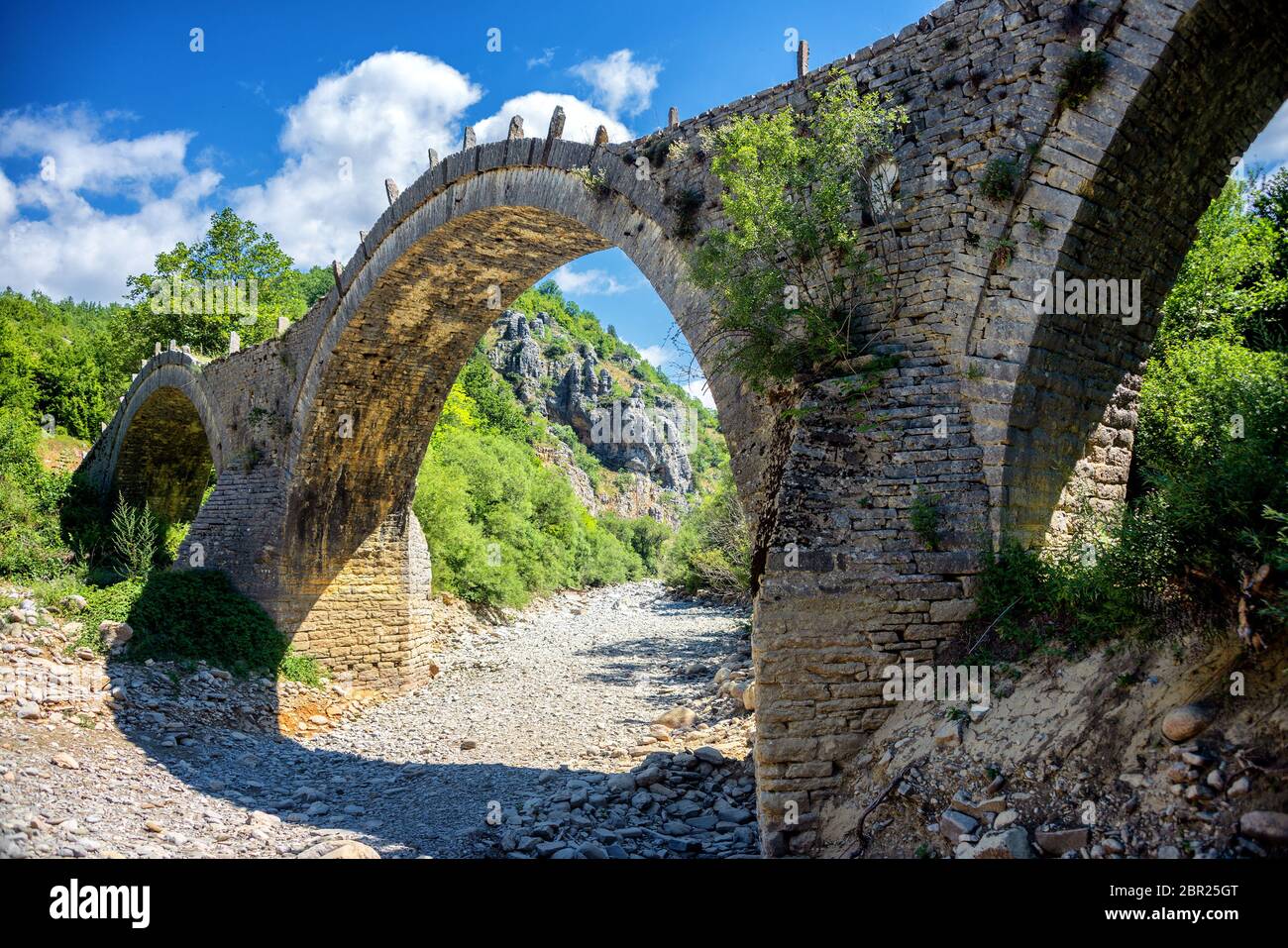 Vecchio Kalogeriko ponte a tre archi in pietra sul canyon Vikos, Zagorohoria, Grecia Foto Stock