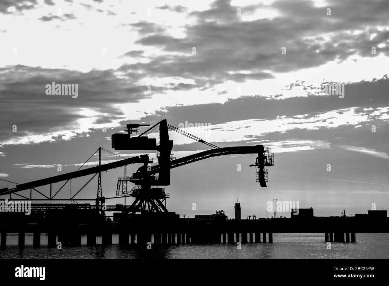 Terminale di carico per il carico di cargo carboniferi da parte di gru a terra. Foto Stock