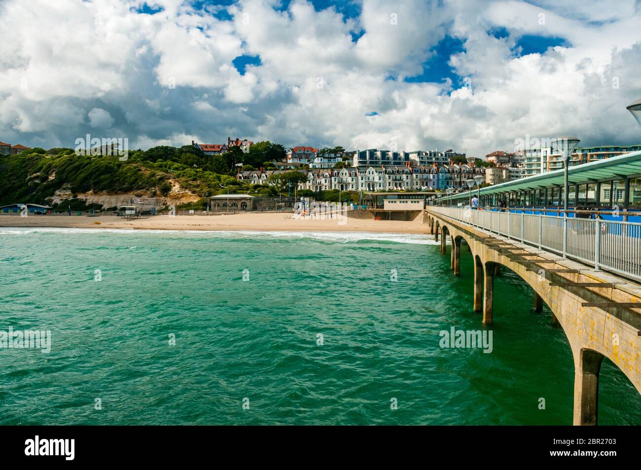 Vista dal molo di Boscombe che guarda alla terra. Boscombe è un sobborgo di Bournemouth a Dorset Inghilterra, anche se era storicamente in Hampshire. Foto Stock