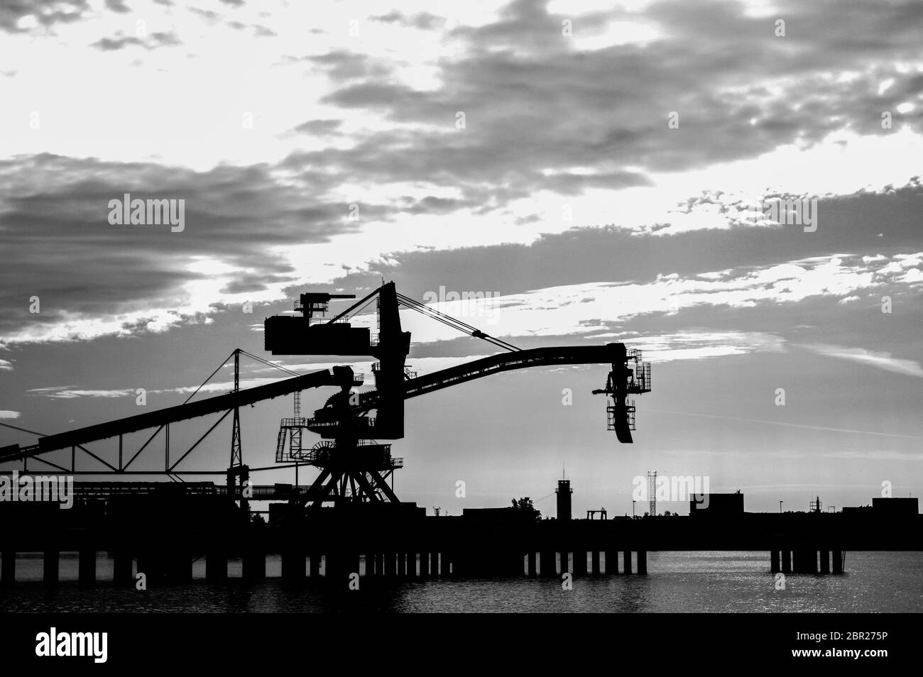 Terminale di carico per il carico di cargo carboniferi da parte di gru a terra. Foto Stock