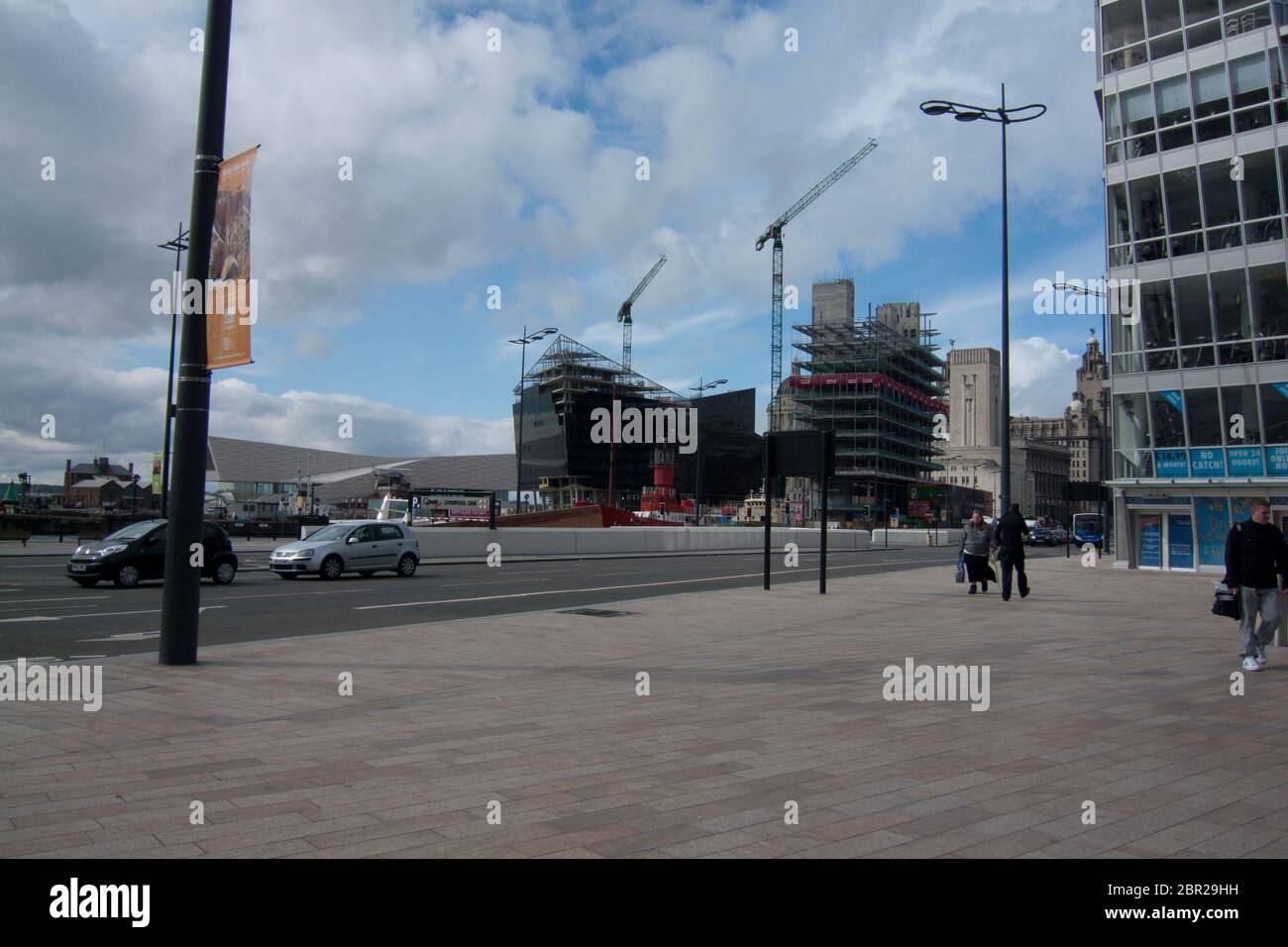 La gentificazione delle città, nuove costruzioni intorno a vecchi edifici, nuovi e vecchi, miglioramenti, modernizzare, turismo, acquirenti, shopping Foto Stock