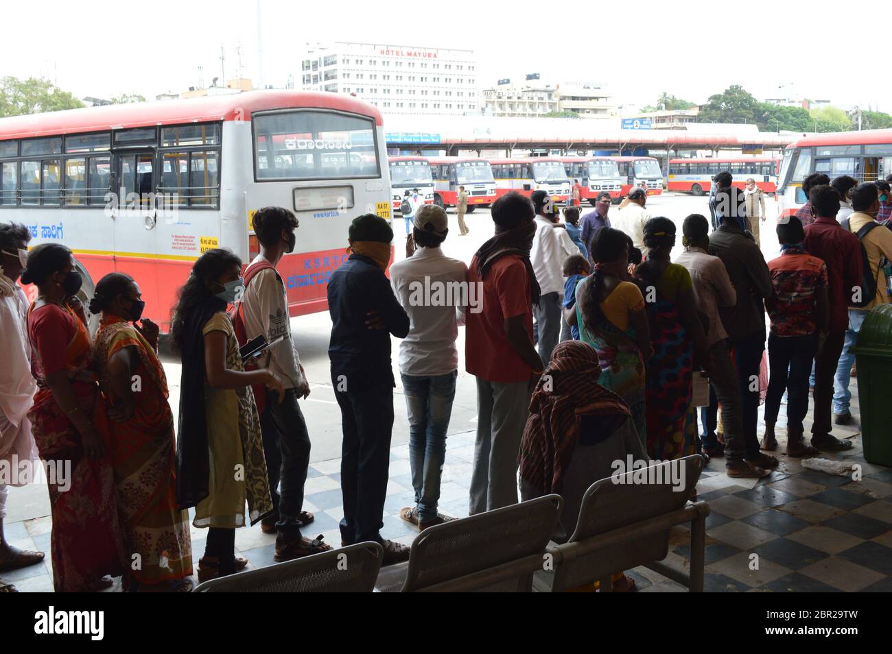 Bangalore, India. 19 maggio 2020. La gente aspetta di salire a bordo degli autobus a Bangalore, India, 19 maggio 2020. Domenica sono state pubblicate nuove linee guida dal Ministero degli interni (sicurezza interna) per la quarta fase di blocco fino al maggio 31, annunciando alcuni rilassamenti come consentire la circolazione interstatale dei veicoli ma con il consenso reciproco degli stati. Credit: Sr/Xinhua/Alamy Live News Foto Stock