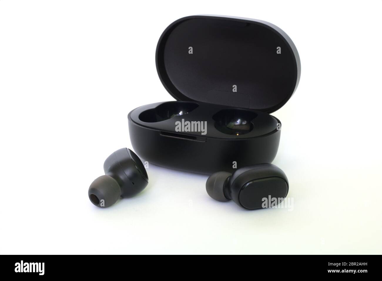 Cuffie wireless su sfondo bianco. Primo piano dell'auricolare wireless isolato su sfondo bianco. Foto Stock