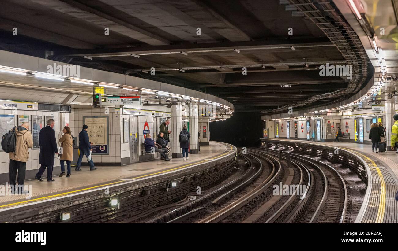 La gente aspetta ad entrambi i binari di una stazione della metropolitana di Londra. Foto Stock
