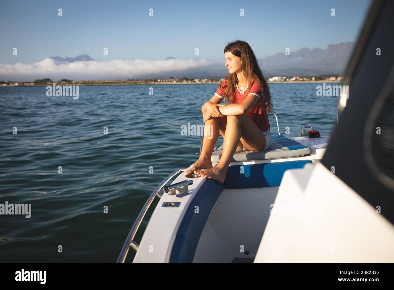 Una ragazza caucasica adolescente che si diverte a bordo di una barca Foto Stock