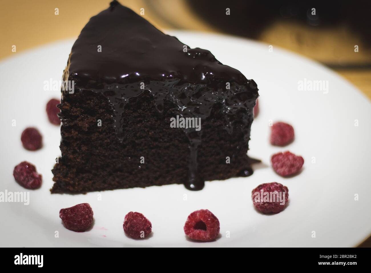 Torta al cioccolato con ganache e forchetta Foto Stock