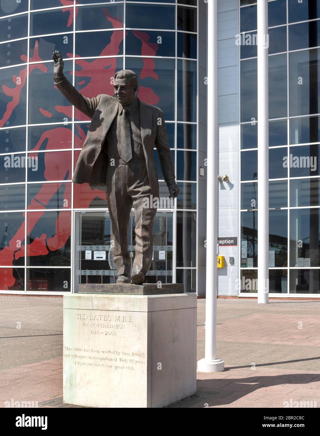 Statua di Ted Bates (Edric Thornton Bates MBE) - 1918 - 2003 - all'ingresso del St Marys Stadium, sede del Southampton Football Club, Hampshire, Regno Unito. Foto Stock