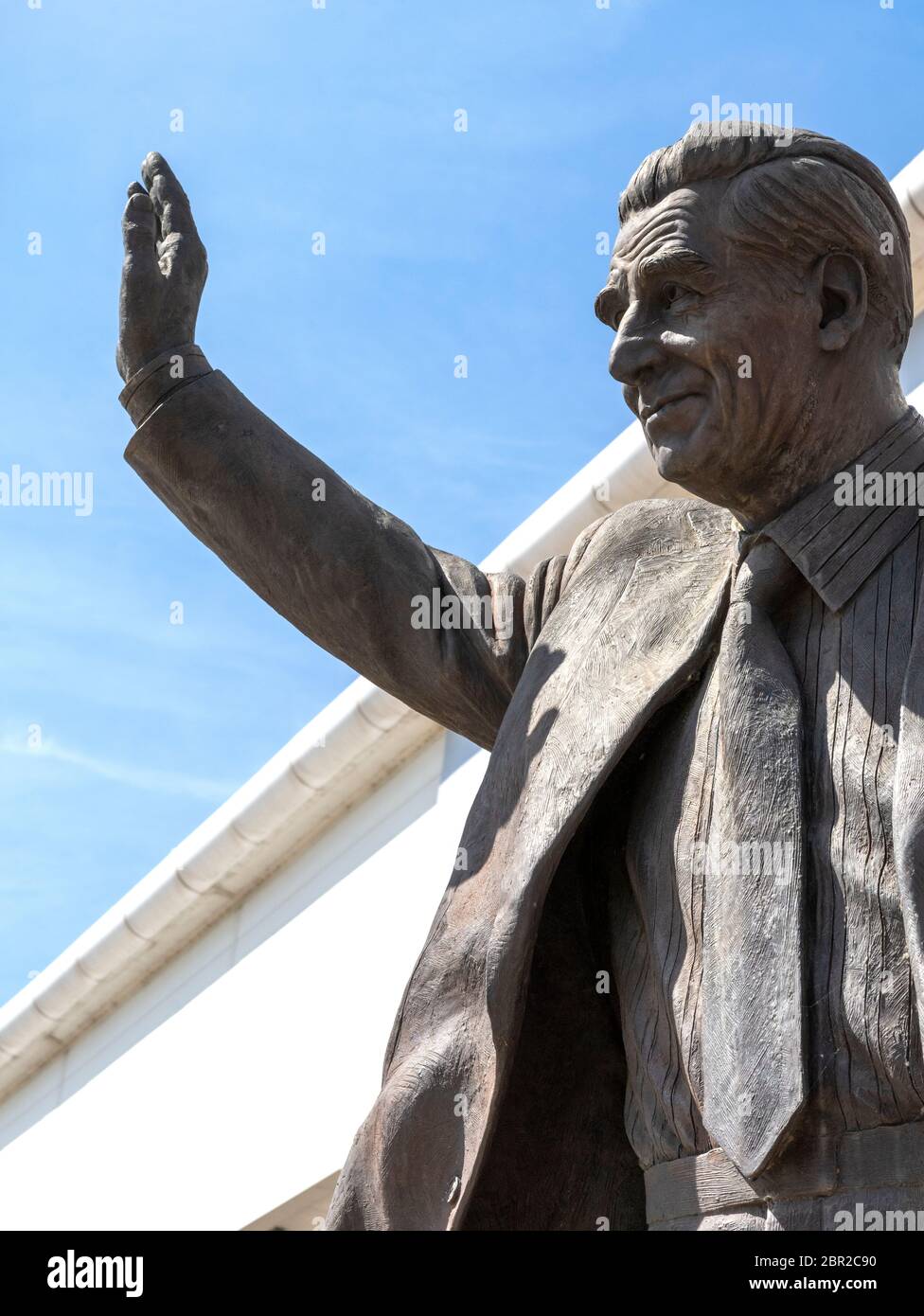 Statua di Ted Bates (Edric Thornton Bates MBE) - 1918 - 2003 - all'ingresso del St Marys Stadium, sede del Southampton Football Club, Hampshire, Regno Unito. Foto Stock
