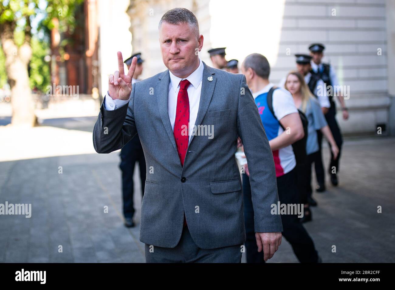 Il primo leader britannico Paul Golding lascia il Tribunale di Westminster Magistrates a Londra, dove è stato dichiarato colpevole di un reato ai sensi del Terrorism Act, dopo aver rifiutato di concedere alla polizia l'accesso al suo cellulare al suo ritorno da un viaggio politico in Russia. Foto Stock