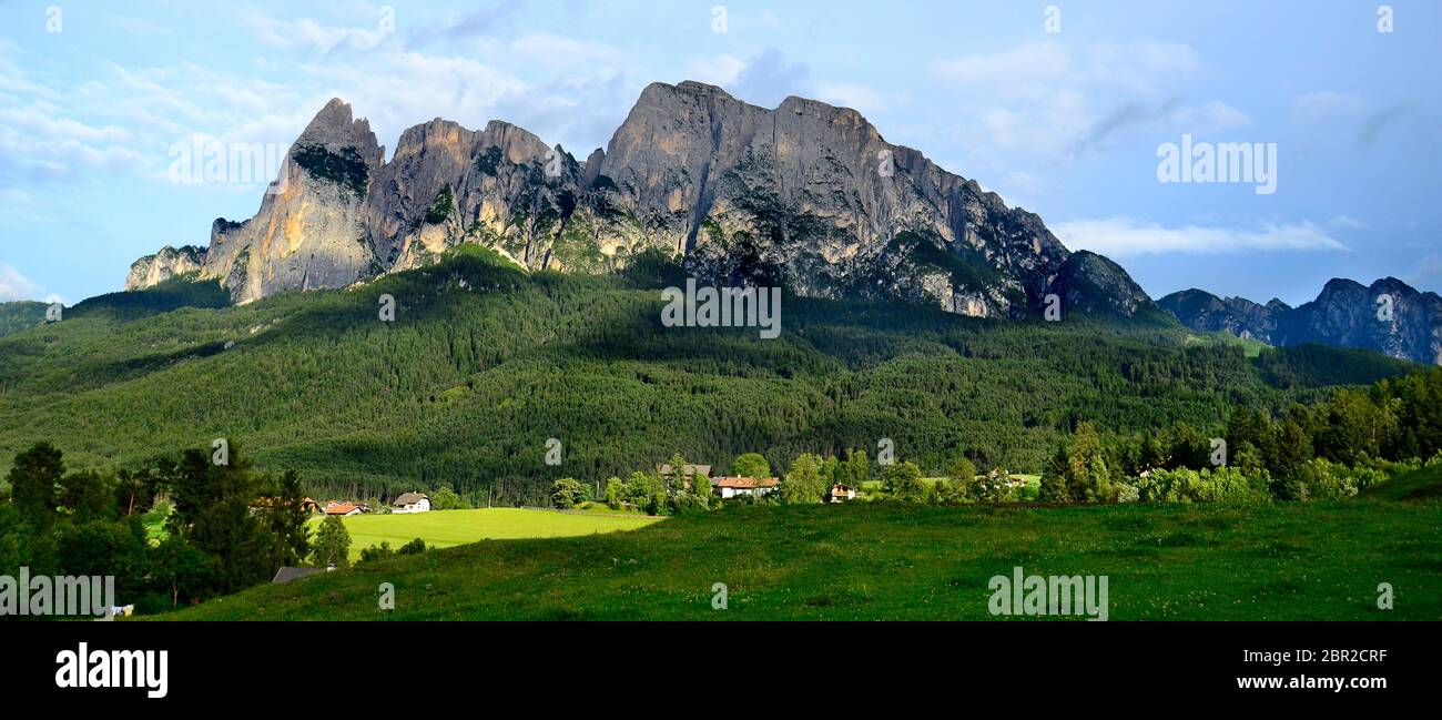 Paesaggio panoramico con montagne e piccolo paese in Trentino Alto. Regione Adige, provincia Bolzano, Italia Foto Stock