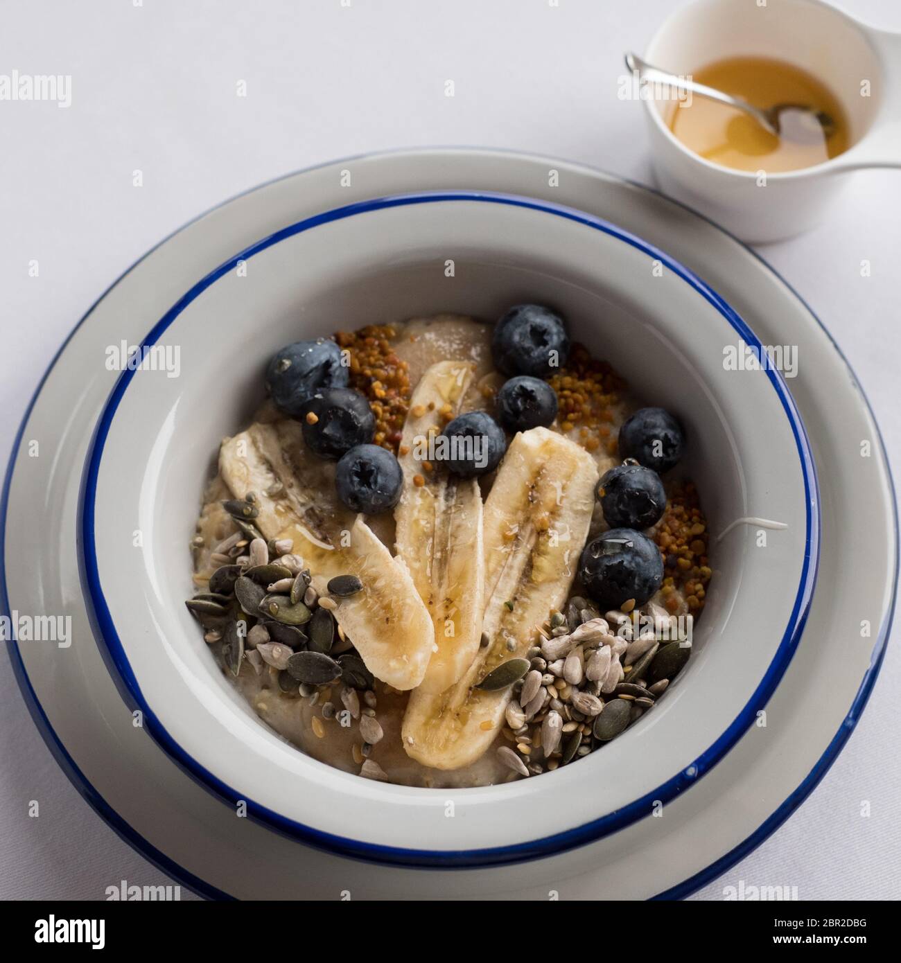 Porridge con mirtilli, banana e semi Foto Stock
