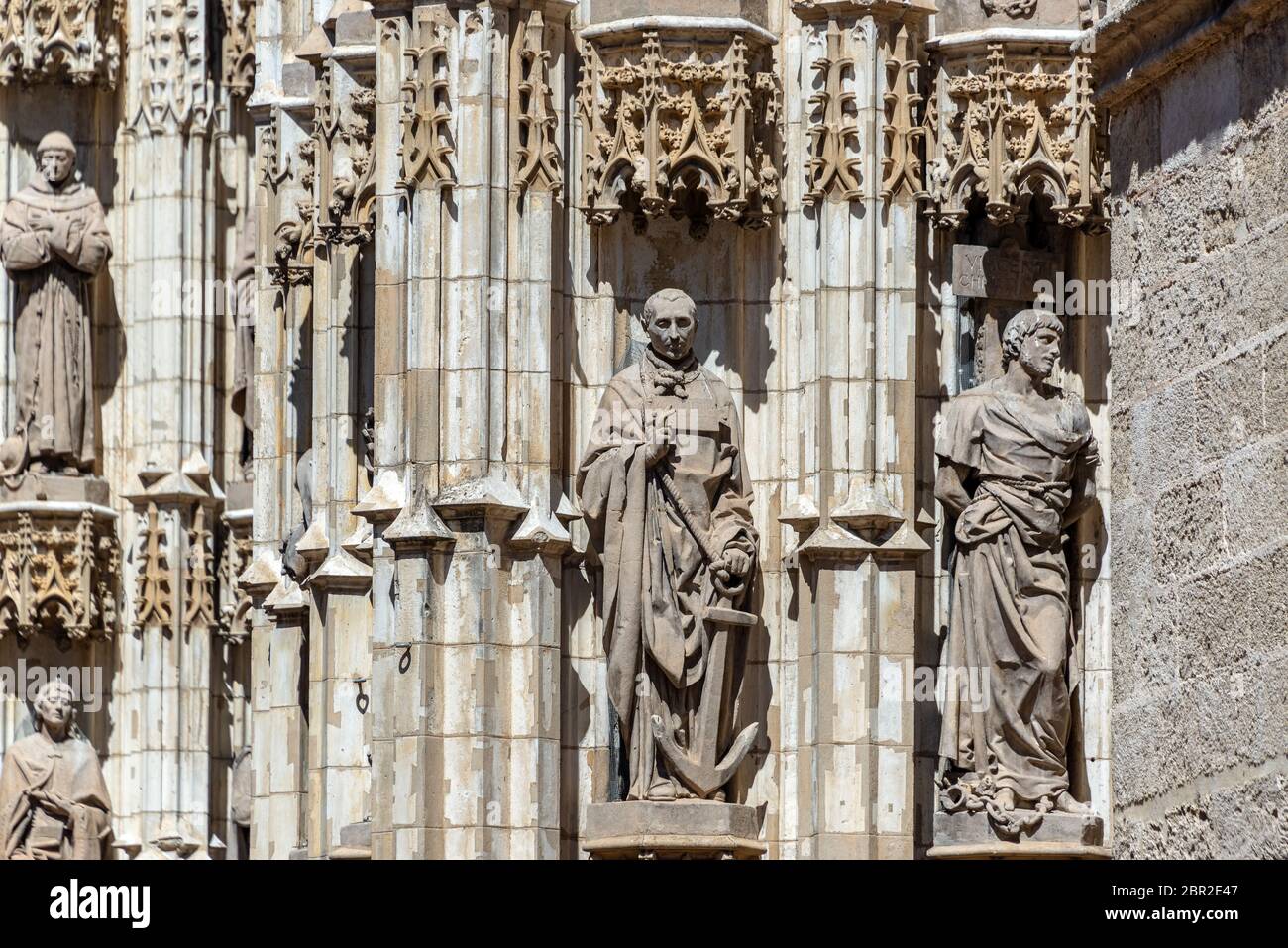 Bellissime sculture storiche sull'esterno della cattedrale di Siviglia, Spagna Foto Stock