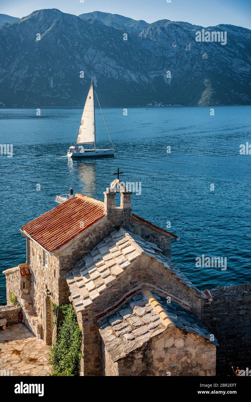 Vista da Crkva Gospe od Anđela sulla baia di Cattaro e Perast, Montenegro Foto Stock