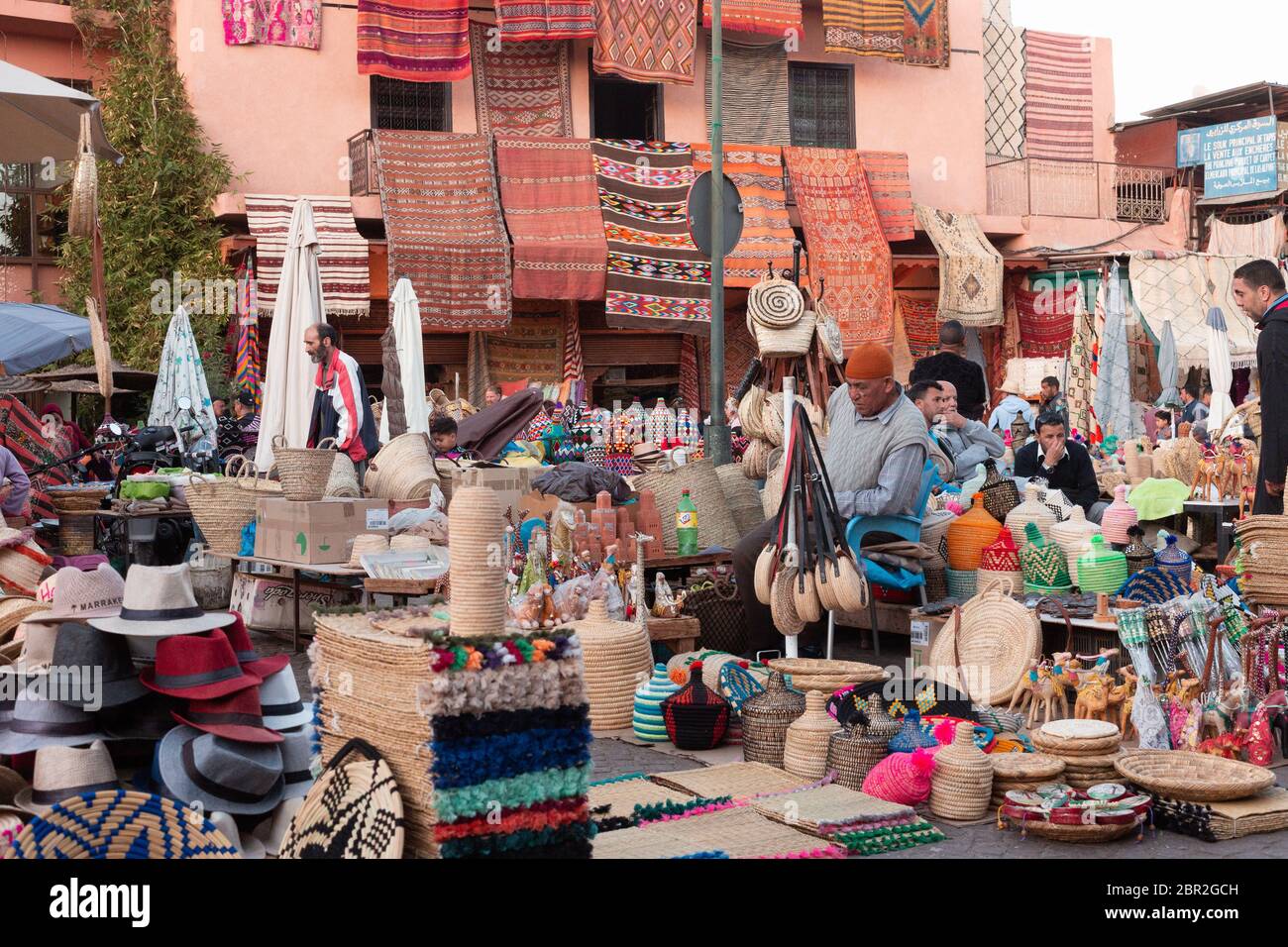 Marrakech, Marocco - 7 novembre 2019: Places des épices, una piccola piazza all'interno del grande Souk, dove si trovano migliaia di oggetti diversi. Foto Stock