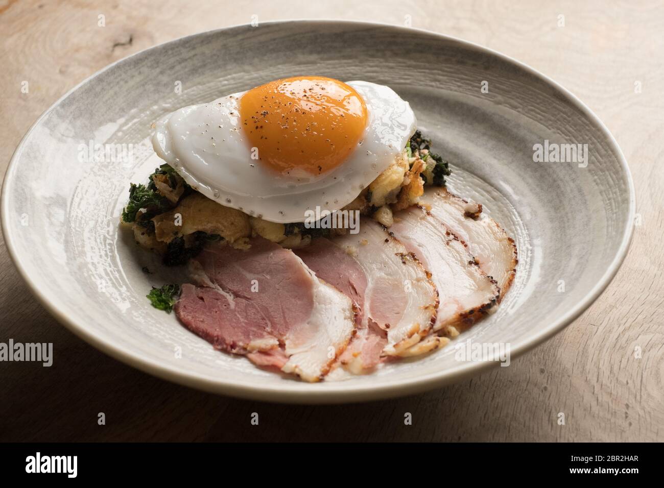 Carr Farm anatra uovo con bolla e cigolio e Maypole prosciutto al Duke's Head pub a Somerleyton, Suffolk Foto Stock