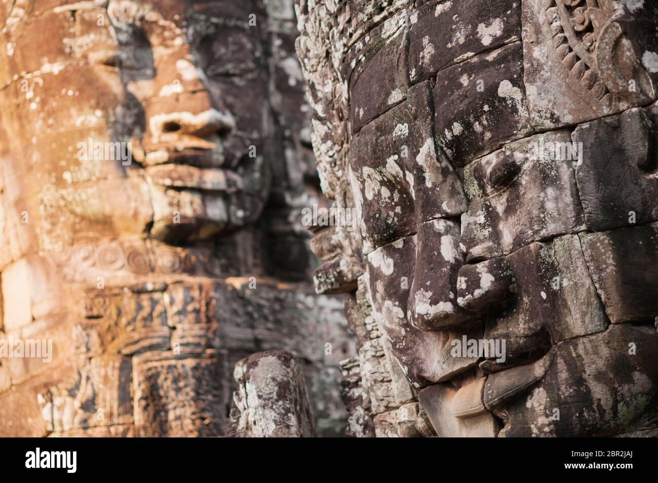 Il Buddha sorridente si affaccia al tempio di Bayon. Angkor Thom. Angkor, Patrimonio dell'Umanità dell'UNESCO, provincia di Siem Reap, Cambogia, Sud-est asiatico Foto Stock