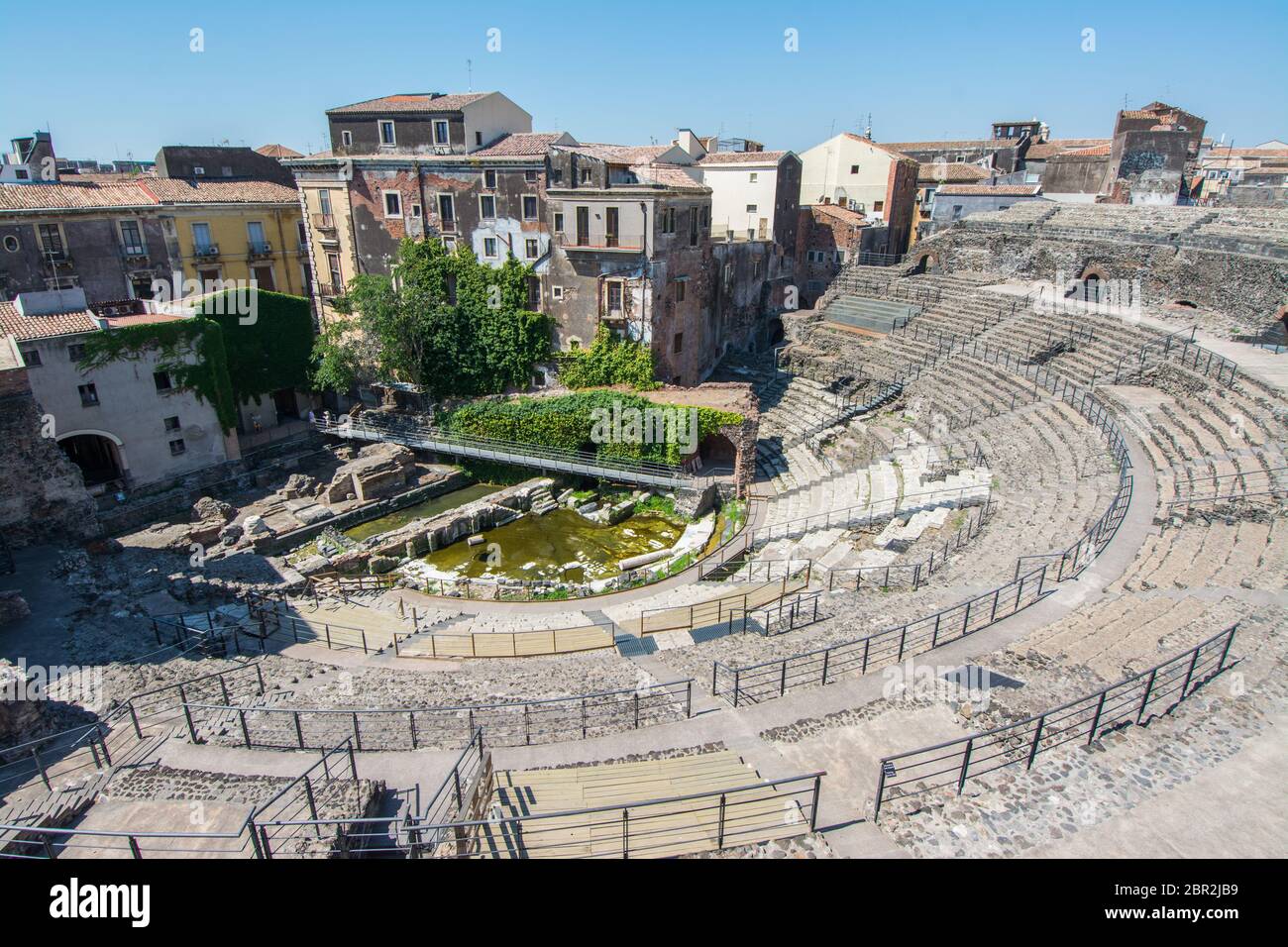 Rovine dell antico teatro Greco Romano nel centro storico di Catania, in Sicilia , Italia Foto Stock