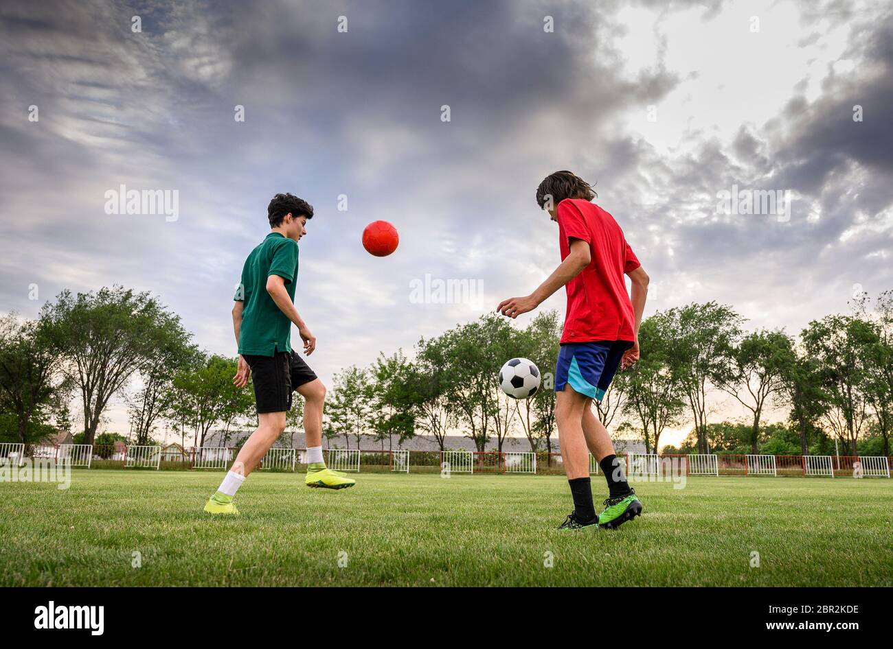 Squadra di calcio che pratica sul campo di calcio. Foto Stock
